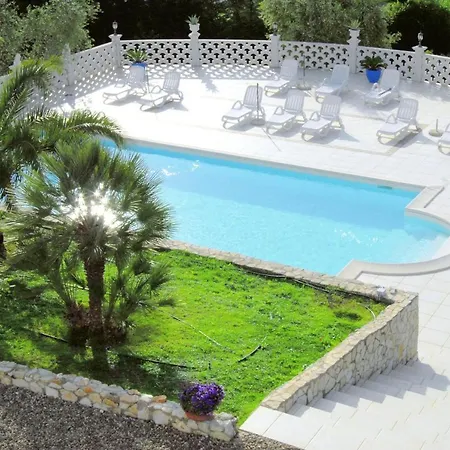 Pg Dl Bed & Breakfast